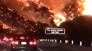 Incendio convierte autopista de California en un infierno [VIDEO]