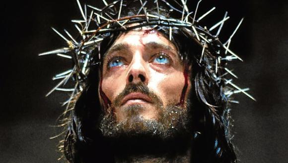 El actor Robert Powell interpretando a Jesucristo en "Jesús de Nazaret" (1977). El actor fue elegido, entre otras cosas, por su impactante mirada. Aunque sus ojos parecen azules, son en realidad verdes. "Lo que pasa es por un truco de la luz parecían azules cuando se reflejaba la luz”, le dijo Powell a la BBC.  (Foto: ITC Entertainment/
RAI)