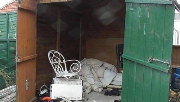 El cobertizo no tenía luz ni calefacción; apenas una silla, ropa vieja, una cama y una ventana que no cerraba. (Foto: BBC).