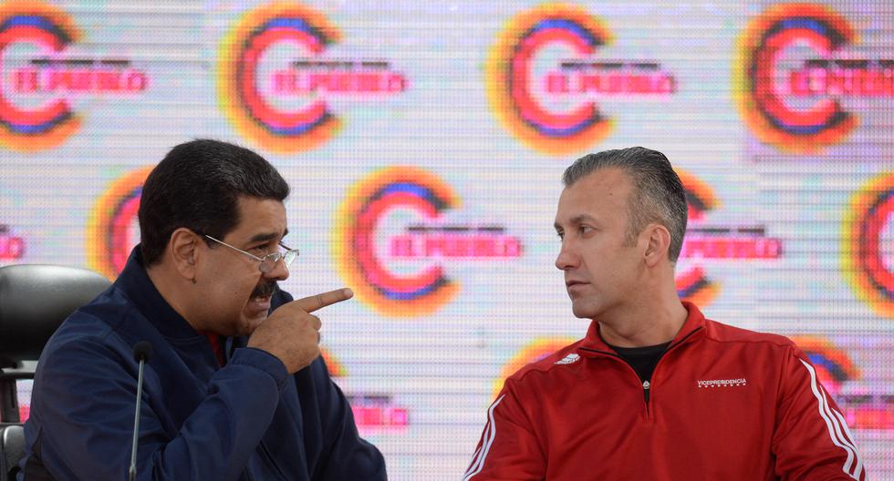 En esta foto de archivo tomada el 29 de mayo de 2017, el presidente de Venezuela, Nicolás Maduro (izquierda), habla con el vicepresidente Tareck El Aissami. (Foto de FEDERICO PARRA / AFP).