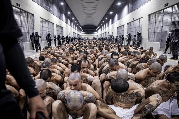 Police monitor inmates belonging to the MS-13 and Barrio 18 gangs at the Terrorist Internment Center" (CECOT) of El Salvador built by the Government of Nayib Bukele.  (AFP).