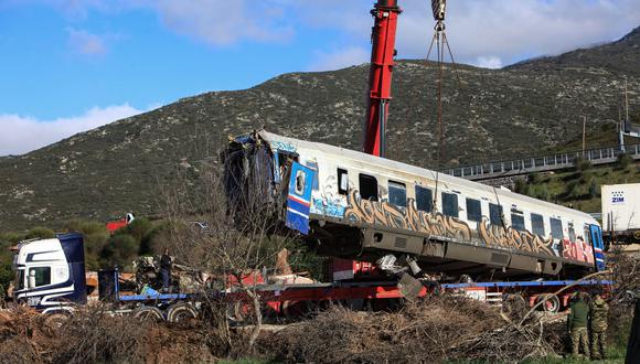 Los equipos técnicos retiran un vagón de tren de la escena del accidente de tren del 28 de febrero en el valle de Tempi, cerca de Larissa, el 3 de marzo de 2023. (Foto: STRINGER / AFP)