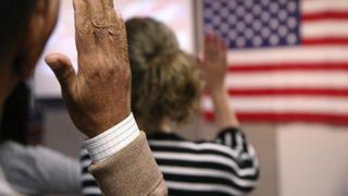 ¿Cómo obtener la ciudadanía estadounidense a través de la naturalización? Requisitos, categorías y más