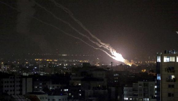 Los combatientes de las Brigadas Al-Quds, el brazo armado de la Jihad Islámica Palestina, disparan cohetes desde Gaza hacia Israel. Foto: MOHAMMED SABER/EFE/EPA