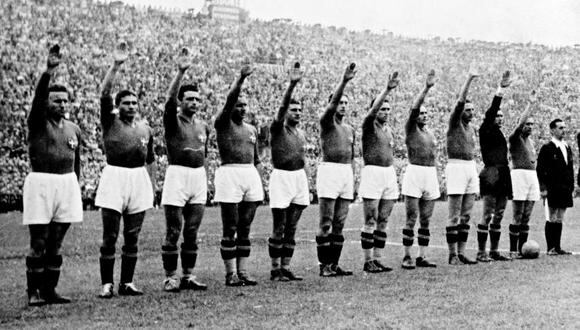La selección italiana hace el saludo fascista en la final del Mundial de 1938. Ese día, presionados por Mussolini,
los italianos vencieron 4 a 2 a Hungría. [Foto: AP]