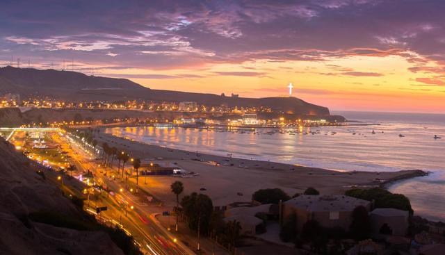 Malecón de Chorrillos. Situado al sur de Lima, allí podrás ser testigo del mejor atardecer y mejores vistas de sus acantilados y playas. No puedes dejar de recorrer el Morro Solar o  sus playas más conocidas, como Las Sombrillas, Pescadores o La Herradura. (Foto: Shutterstock)