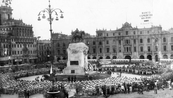 Desde 1921 la Plaza San Martín es epicentro de homenajes y manifestaciones. En esta postal del 16 de agosto de 1968 escolares y autoridades rinden homenaje al Libertador José de San Martín. (Foto: GEC Archivo Histórico)