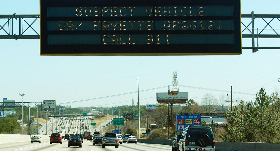 Un letrero de carretera muestran una alerta Amber, este mecanismo fue creado en Estados Unidos en 1996 e implementado en México desde el 2012 avisa a las autoridades, medios de comunicación y agencias de transporte tras recibir el reporte del posible secuestro de un menor. (AFP)