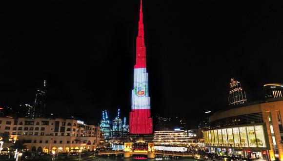 Burj Khalifa: edificio más alto del mundo se ilumina con la bandera del Perú |  Emiratos Árabes Unidos. Foto: Twitter @CancilleriaPeru