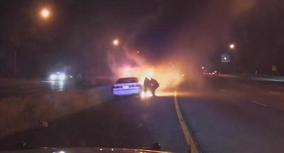 YouTube nos muestra el heroico acto de estos policías en Estados Unidos al salvar a un hombre que estaba en llamas. (Foto: captura)