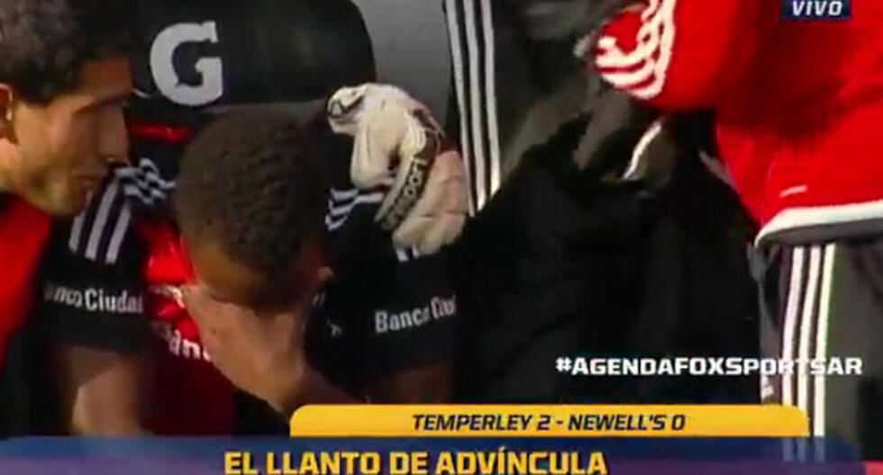 Luis Advíncula no tuvo un buen partido con Newell\'s Old Boys el fin de semana y se desahogó en el banquillo. (Foto: Captura)
