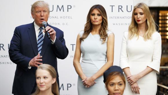 Donald Trump junto con su esposa Melania y su hija Ivanka en la inauguración del hotel. (Foto: AP)