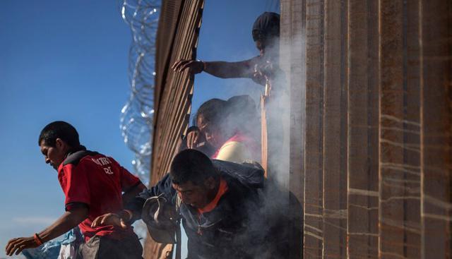 Estados Unidos arrestó a 42 migrantes de la caravana que saltaron valla fronteriza. (Reuters)