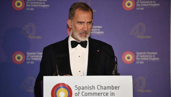 El Rey de España, Felipe VI, se dirige a la Gala del 135 aniversario de la Cámara de Comercio de España en el Reino Unido en Londres, Gran Bretaña, el 21 de noviembre de 2022.  (Foto:  EFE/EPA/Beresford Hodge)