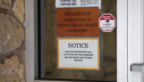 Un cartel pegado en la entrada de la escuela de Utopia advierte que el centro está protegido por personal armado. Esa medida, aplicada por decenas de colegios texanos desde su aprobación estatal en 2013, vuelve a estar de actualidad tras la masacre en Uvalde.