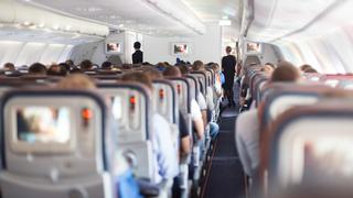 La forma correcta de bajar de un avión que todo pasajero debería practicar | VIDEO