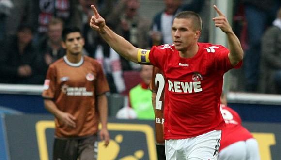 Carlos Zambrano y Lukas Podolski fueron rivales en el fútbol alemán. (Foto: AFP)