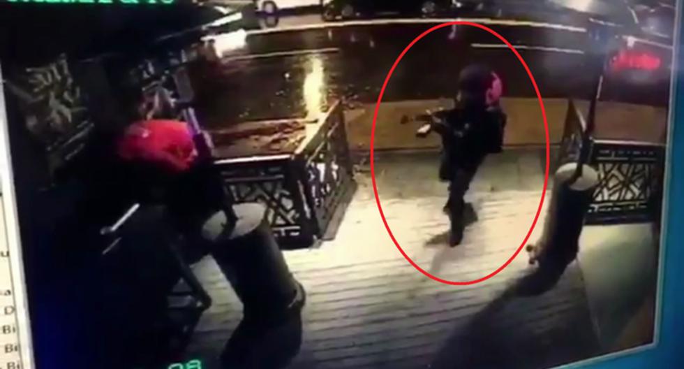 Las cámaras de vigilancia del club nocturno Reina de Estambul (Turquía) captaron el momento en que un atacante con un fusil Kaláshnikov empezó a disparar contra las personas. (Foto: YouTube)