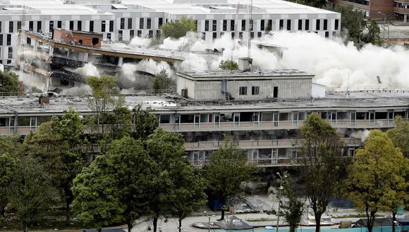 Vista del ministerio de Defensa de Colombia durante la implosión este domingo en Bogotá. (EFE/ Carlos Ortega).