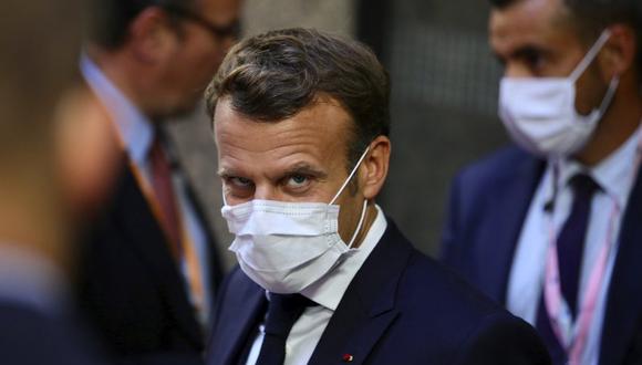 El presidente de Francia, Emmanuel Macron, sale de madrugada del edificio del Consejo Europeo. Cansados y recelosos, los mandatarios de la Unión Europea se preparan para el cuarto día de tira y afloja en torno a un presupuesto europeo sin precedentes de 1.850 millones de euros (2.100 millones de dólares) y un fondo de recuperación del coronavirus. (AP Foto/Olivier Matthys, Pool).