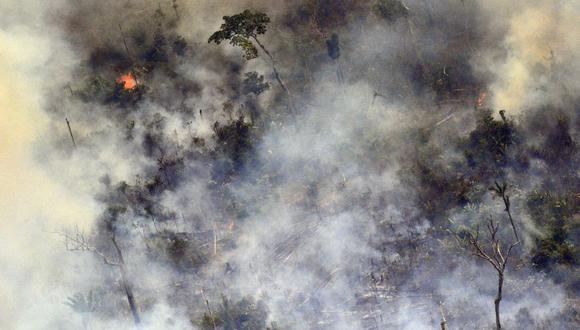 Imagen aérea que muestra el humo de un tramo de fuego de dos kilómetros de largo que sale de la selva amazónica a unos 65 km de Porto Velho, en el estado de Rondonia, en el norte de Brasil. (Foto: AFP)