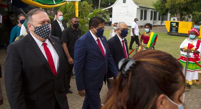 El jefe de la diplomacia de Estados Unidos, Mike Pompeo inició el jueves su gira por Sudamérica en Surinam, donde instó al gobierno a patrocinar asociaciones con empresas estadounidenses y no chinas. (Foto: AFP / Jason Leysner).