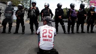 Nicaragua: Policía sandinista se entera que su hijo murió en protesta contra Ortega