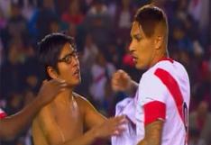 Perú vs Jamaica: Paolo Guerrero interceptado por hinchas en pleno campo de juego