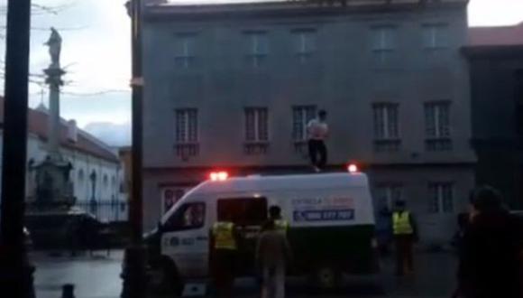 El joven pudo burlar a la seguridad y subir al techo de un vehículo de Carabineros. (Foto: Facebook)