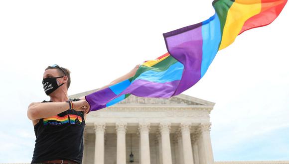 Joseph Fons, con una bandera del orgullo, se encuentra frente al edificio de la Corte Suprema de los EE. UU., en Washington, DC, EE. UU., 15 de junio de 2020. (Foto referencial de Tom Brenner / Reuters)
