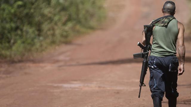 Guerrilleros de las FARC esperan firma de la paz jugando fútbol - 6