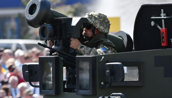 Un soldado de Ucrania va sobre un APC con misiles antitanque Javelin durante un desfile militar en Kiev el 24 de agosto de 2018 para celebrar el Día de la Independencia. (GENYA SAVILOV / AFP).