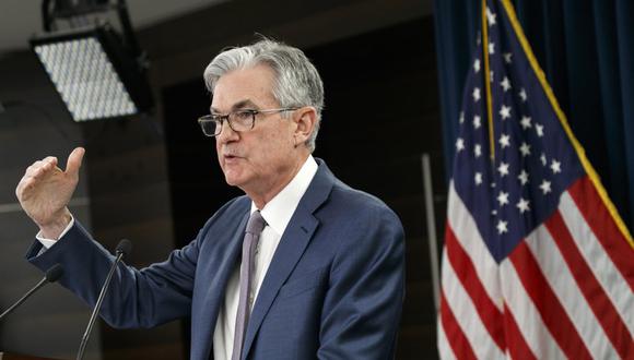 Fed seguirá adelante con sus planes de subir las tasas de interés este mes para tratar de controlar la alta inflación. (Foto: AP)
