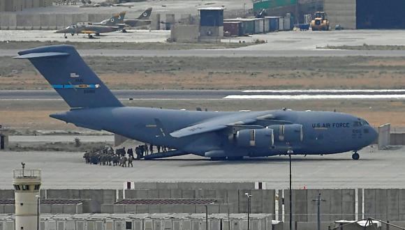 Soldados de Estados Unidos abordan un avión de la Fuerza Aérea en el aeropuerto de Kabul el 30 de agosto de 2021. (Aamir QURESHI / AFP).