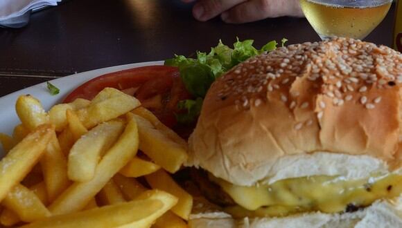 El cliente pidió una hamburguesa parecida a esta, aclarando que no quería cebolla. (Foto referencial: Graciela Sosa / Pixabay)