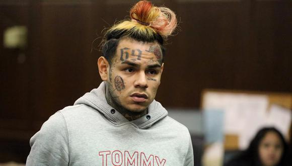 Tekashi 6ix9ine fue condenado a dos años de prisión tras ser acusado de crimen organizado. (Foto: AFP).