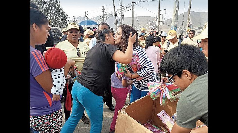Cecilia Chac&oacute;n dio regalos en Puente Piedra junto a funcionarios de la municipalidad. (Foto: El Comercio)