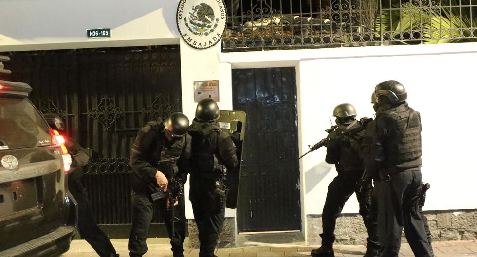 Imagen publicada por API que muestra a fuerzas especiales de la policía de Ecuador intentando irrumpir en la embajada de México en Quito para arrestar al ex vicepresidente Jorge Glas. (Foto de ALBERTO SUÁREZ/API/AFP).