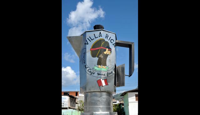 Esta cafetera de 5 m de alto es símbolo de la feria del café de Villa Rica.    Foto: PromPerú