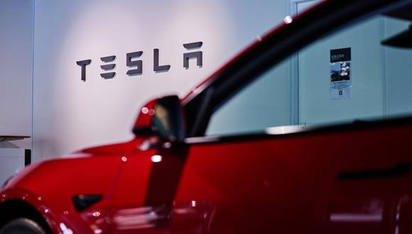 Logotipo de Tesla Inc. en la tienda de la compañía en Tokio, Japón, el viernes 18 de agosto de 2023. El director ejecutivo de Tesla, Elon Musk, llegó a Japón para su primera visita conocida en nueve años. Fotógrafo: Shoko Takayasu/Bloomberg