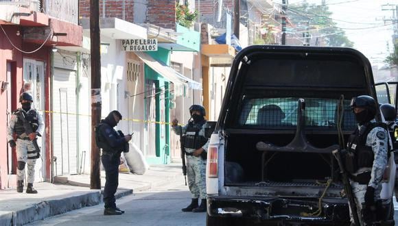 Grupos criminales quemaron este viernes autos en Guanajuato, estado del centro de México, donde bloquearon carreteras y asesinaron a un policía en medio de una ola violenta en la entidad. (Foto: EFE/ Luis Ramírez)