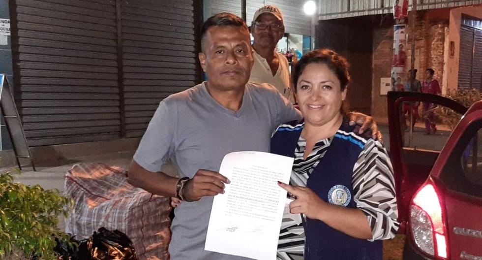 Carlos Peralta Olivera muestra un documento que autoriza su salida de un penal de Bolivia. (Twitter / Héctor Arce)