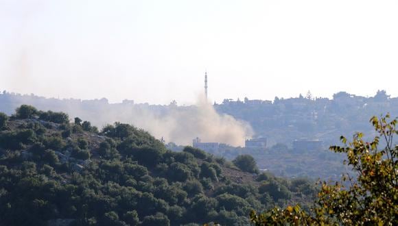 Humo se eleva después de que un proyectil israelí cayera en las afueras de la aldea libanesa de Dhayra, cerca de la frontera sur del Líbano con Israel, el 5 de noviembre de 2023. (Foto de AFP)