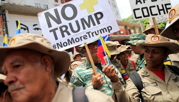 Vistiendo trajes militares, un grupo de seguidores de Nicolás Maduro marcharon por las calles de Caracas en contra de lo que calificaron como intervencionismo de EE.UU. (Reuters)