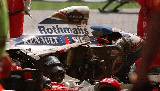Tras el choque, Ayrton Senna, con serias heridas en el cráneo, yació inconsciente a la espera de que la carrera fuera abortada y la asistencia médica se acercara hasta el vehículo. (AFP)