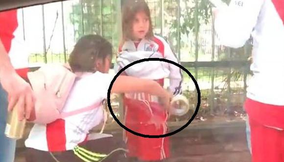 River vs. Boca: ¡Indignante! Mujer usa el cuerpo de una niña para meter bengalas al Monumental | VIDEO. (Foto: Captura de pantalla)