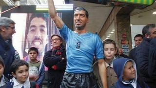 Luis Suárez: inauguran estatua a tamaño real en su ciudad natal