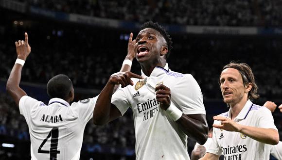 Vinicius Junior (C), celebra con sus compañeros marcar el primer gol de su equipo durante el partido de ida de la semifinal de la Liga de Campeones de la UEFA entre el Real Madrid CF y el Manchester City el 9 de mayo de 2023. AFP