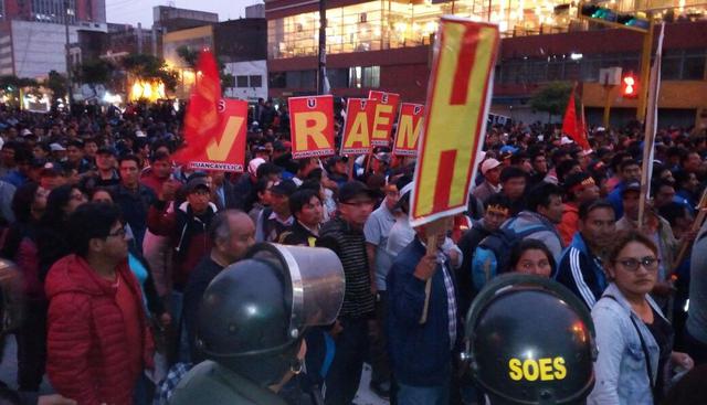 Cerca de las 6 de la tarde, los maestros en huelga se movilizaron en las calles del Centro de Lima. (El Comercio)