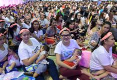 Alrededor de 2 mil filipinas amamantaron a sus bebés para promover la lactancia [FOTOS]